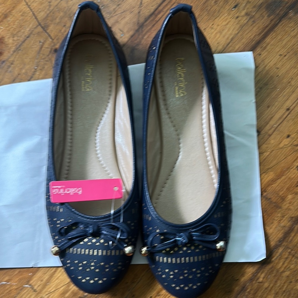 Valentino Navy Blue brand new Women's Flats shoes size 8.
Ballerina Bata brand.